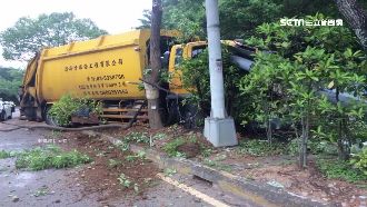垃圾車駕駛酒駕　衝上分隔島撞斷路樹