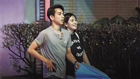 28歲的劉品言，過往一直偏愛和大哥哥交往，前年底斷開糾纏不清的前導演男友于中中後，終於再有新戀情，不過這次似乎轉性愛鮮肉。本刊直擊她身邊出現一名貌似陳勢安的男伴，兩人共享甜蜜晚餐後，還手勾手一同返回女方家。據悉劉品言至少已經藏愛半年。（圖／鏡週刊）16:9