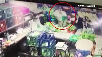 市場裡大膽行竊　小偷趁亂行竊果菜攤