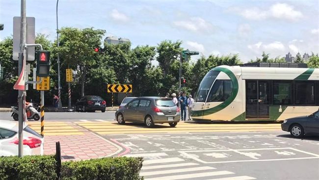 高雄輕軌又被撞！轎車撞輕軌又撞樹
