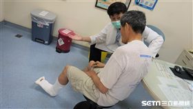醫師鄭宇傑向患者說明腳打上石膏後的注意事項。（圖非新聞當事人／童綜合醫院提供）