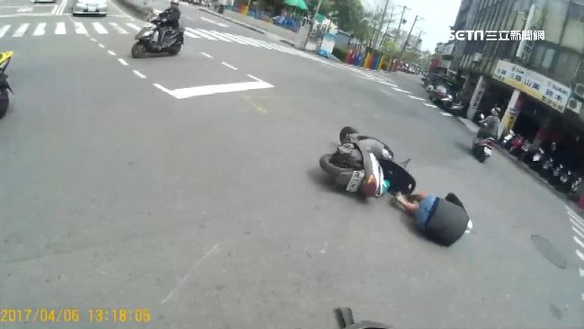 騎士分神轉頭看正妹　糗撞對向來車