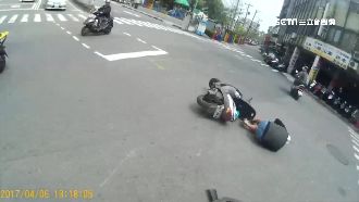 騎士分神轉頭看正妹　糗撞對向來車