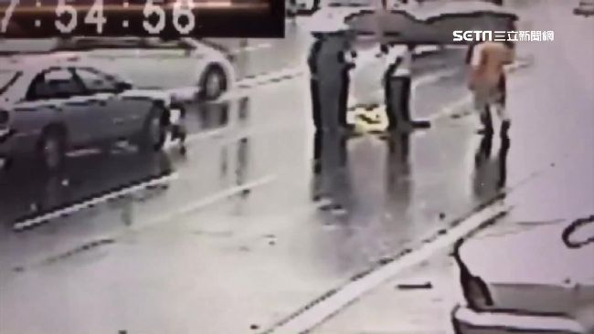 婦騎機車被撞昏迷　女兒心疼求監視器