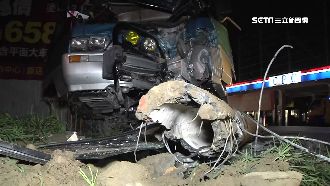 「醉」撞斷電桿　廂型車駕駛受困命危