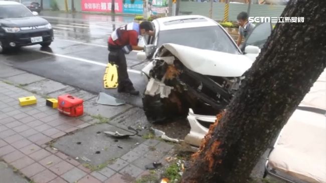 一家4口受困車內　熱心民眾幫救援