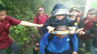 爬南投橫斷遇難　救難隊合力揹女下山