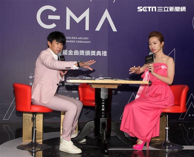 第28屆金曲獎頒獎典星光大道主持人Dennis (區耕祥)、 Lulu (黃路梓茵)亮相。（記者邱榮吉/攝影）

