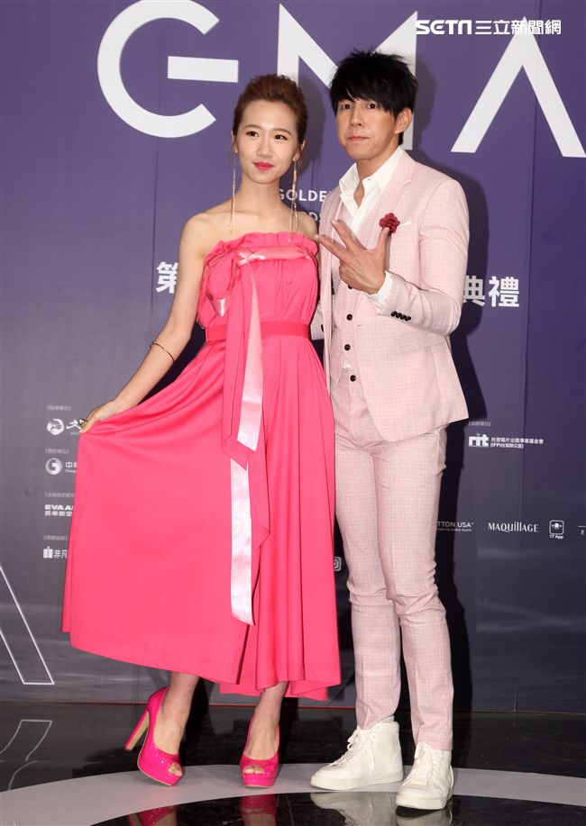 第28屆金曲獎頒獎典星光大道主持人Dennis (區耕祥)、 Lulu (黃路梓茵)亮相。（記者邱榮吉/攝影）
