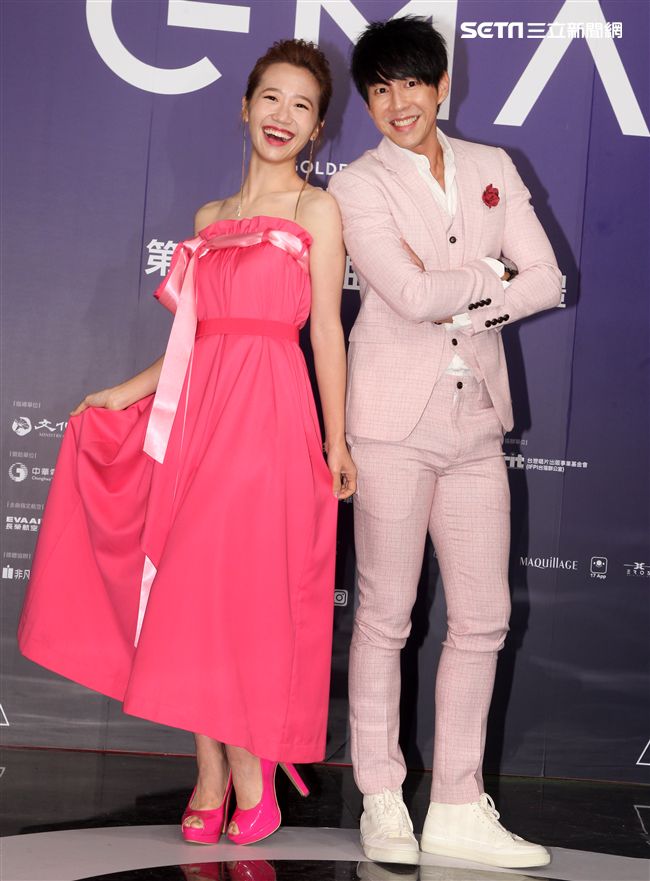 第28屆金曲獎頒獎典星光大道主持人Dennis (區耕祥)、 Lulu (黃路梓茵)亮相。（記者邱榮吉/攝影）
