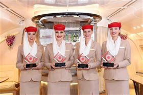 ▲中國打壓不遺餘力　阿聯酋機組員被逼改國籍掛五星旗。（圖／翻攝自Emirates臉書）
