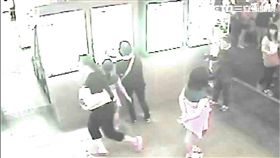 淡水呂姓老翁遭遇黃姓婦人攀談並搶走金項鍊，他卻不打算報案，僅決定再買一條，經警方苦勸後才應允製作筆錄，警方循線逮獲黃婦（翻攝畫面）