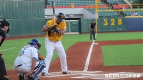 ▲沈鈺傑引退儀式，彭政閔擔任對決打者。（圖／記者蕭保祥攝）