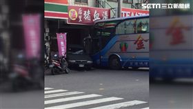豐原高中校車衝入豬血湯店，駕駛肉身擋車