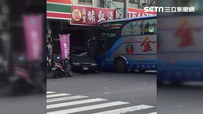 校車撞進豬血湯攤　司機慘變夾心餅
