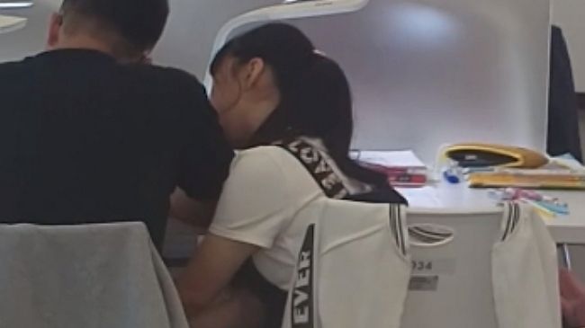 手腦並用？少女圖書館疑「幫打手槍」