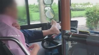 校車司機雙手打領帶　單腳控方向盤