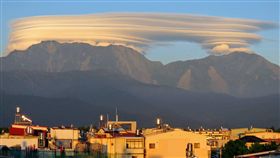 屏東連續2天降雨，31日終於放晴，下午大武山頂還出現猶如千層派的奇特雲朵，吸引許多民眾搶拍，紛紛放上網站分享，網友大讚「美呆了！」（取自臉書社團「看見屏東」）
中央社記者郭芷瑄傳真　106年5月31日