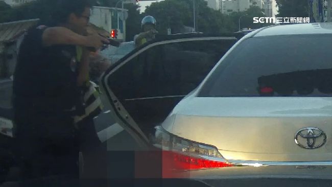 毒販拒捕街頭狂飆　警拔槍砸窗逮六人