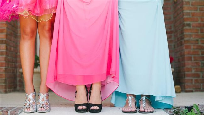 這間大學的畢典　竟要女大生低胸出席