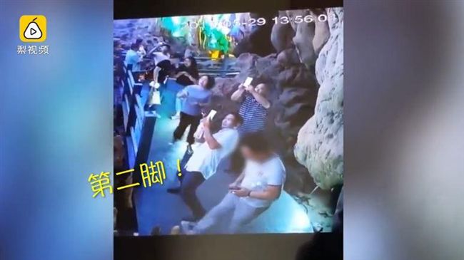缺德男遊客神情自若　三腳踹斷鐘乳石