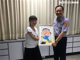 「折翼天使」郭韋齊送上親手繪製的圖畫給新莊分局長張國雄。（圖／翻攝畫面）