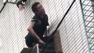 落魄蜘蛛賊偷竊失風　翻牆逃命墜樓