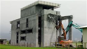 礁溪豪華違規農舍　縣府強制拆除（1）
宜蘭縣政府日前公布3間重大違規農舍，要求屋主自拆
或由縣府強制拆除，其中礁溪1間農舍屋主曾表態自拆
，但到最後期限仍未動作。縣府1日動用機具，一聲令
下，強制拆屋。
中央社記者沈如峰宜蘭縣攝　106年6月1日