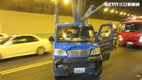 林男駕駛小貨車行經國道三號木柵隧道口時，疑因亮度驟變，眼睛無法適應，加上未保持安全車距，才會直接追撞前方車輛（翻攝畫面）