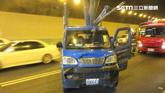 隧道口亮度驟變　貨車駕駛撞前車受困