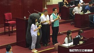 支持蕉農　柯文哲議場發香蕉被阻