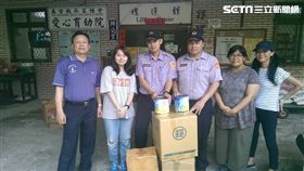 警方與善心團體合影留南。（圖／翻攝畫面）