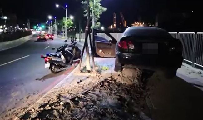 轎車撞飛國中生　路樹救了他一命