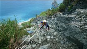 蘇花公路坍方，工程人員搶救。翻攝蔡英文臉書。