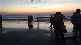 竹北新月沙灣2人溺水 1人搜救中 圖／翻攝自爆料公社