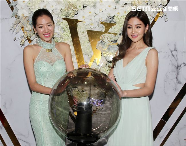 劉伊心、林葦茹為時尚美學館站台。（記者邱榮吉/攝影）