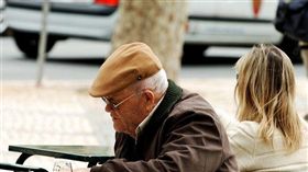 老人,失智(圖非新聞當事人／攝影者Pedro Ribeiro Simões,flikr CC License／網址http://bit.ly/1OEUEQz)
