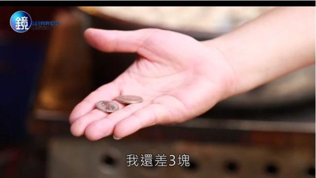 主播窮到剩15元　妻不離棄陪賣貢丸
