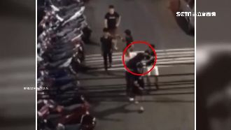 少年身背2萬債　當街遭毆險被押走