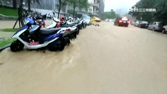 基隆情人湖路大淹水　民眾冒雨等公車