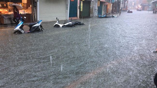 老街淹了！大雨狂炸淡水　老街急封街