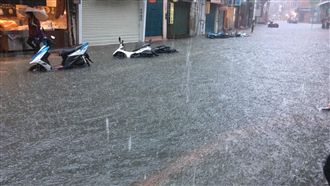 老街淹了！大雨狂炸淡水　老街急封街