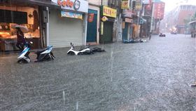 淡水老街淹水封街。