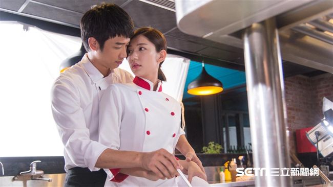 劉以豪環抱郭雪芙　搭檔戀愛默契十足