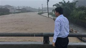 黃國昌濕身勘災　網友問：所以為什麼要淋雨？（翻攝臉書）