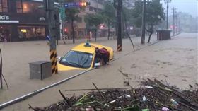 嚇！計程車遭水吞沒　乘客司機驚險爬出