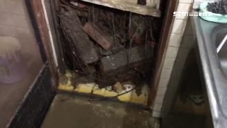 大雨釀災情！民宅門遭大石擠壓變形