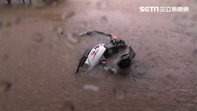 暴雨狂襲三芝　駕駛冒險涉水卡路中