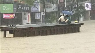 基隆大雨女童遭沖走　警救回放聲大哭