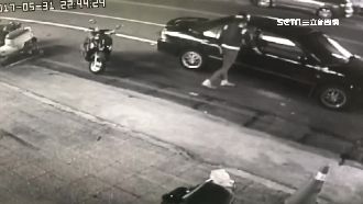 毒蟲戴安全帽坐車　警看傻：去賽車？